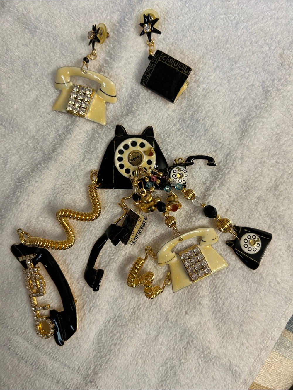 Vintage lunch at the Style Telephone Charm Earrings w/ Brooch Set-Black & Ivory